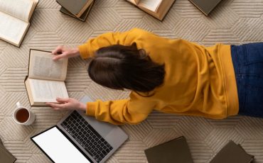 mujer-tiro-medio-libros